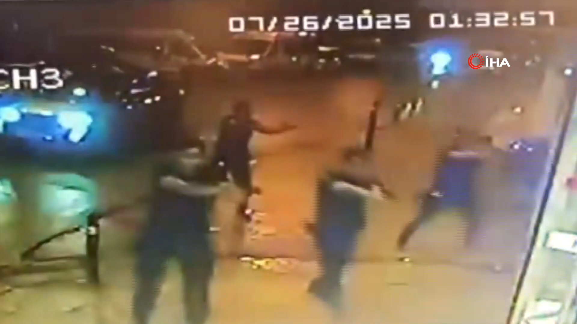 İstanbul Bahçelievler'de, polis ekiplerinin 'dur' ihtarına uymayan silahlı bir şahıs,