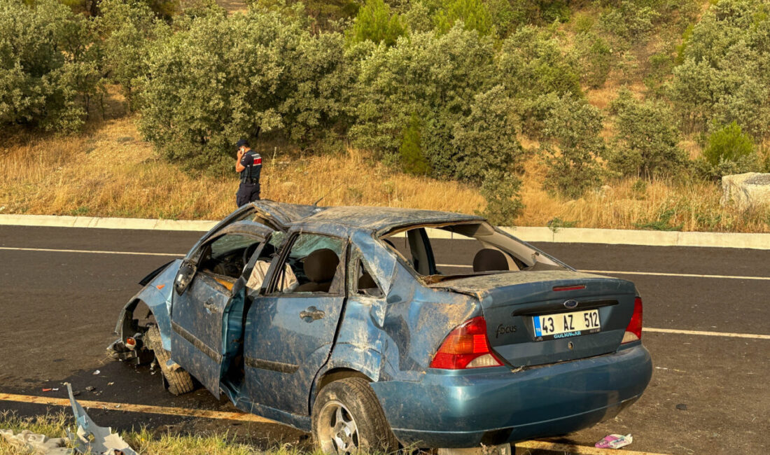 Uşak'ta refüje çarparak takla atan otomobildeki 5 kişi hastanede tedavi