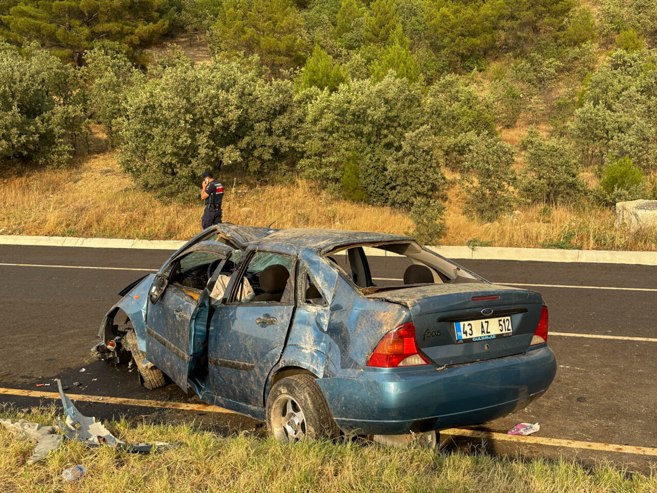 Uşak'ta refüje çarparak takla atan otomobildeki 5 kişi hastanede tedavi