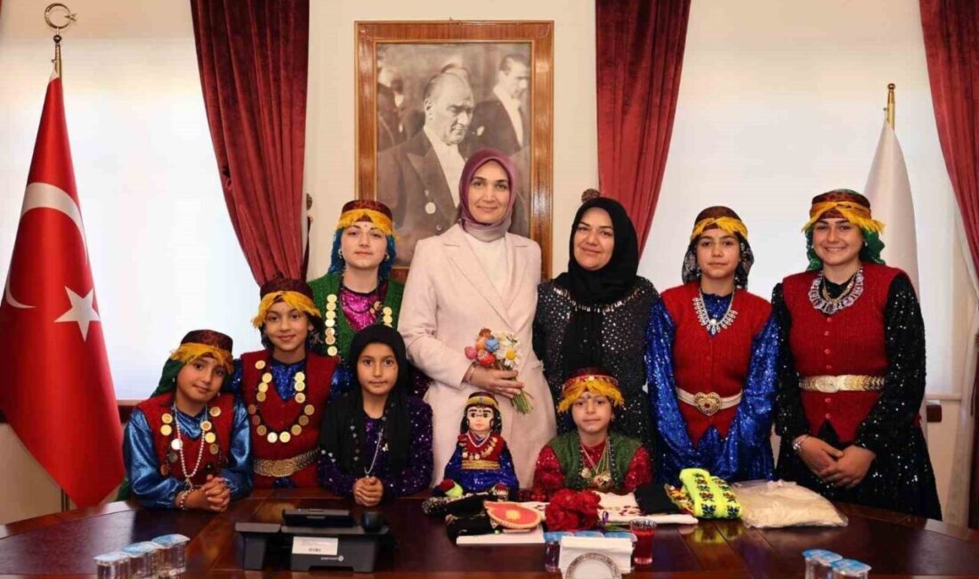 Rengarenk kıyafetleri ile Devlet Ana’ya ziyaret! Dinar ilçesine bağlı Tatarlı beldesinde yaşayan kadınlar çocukları ile birlikte