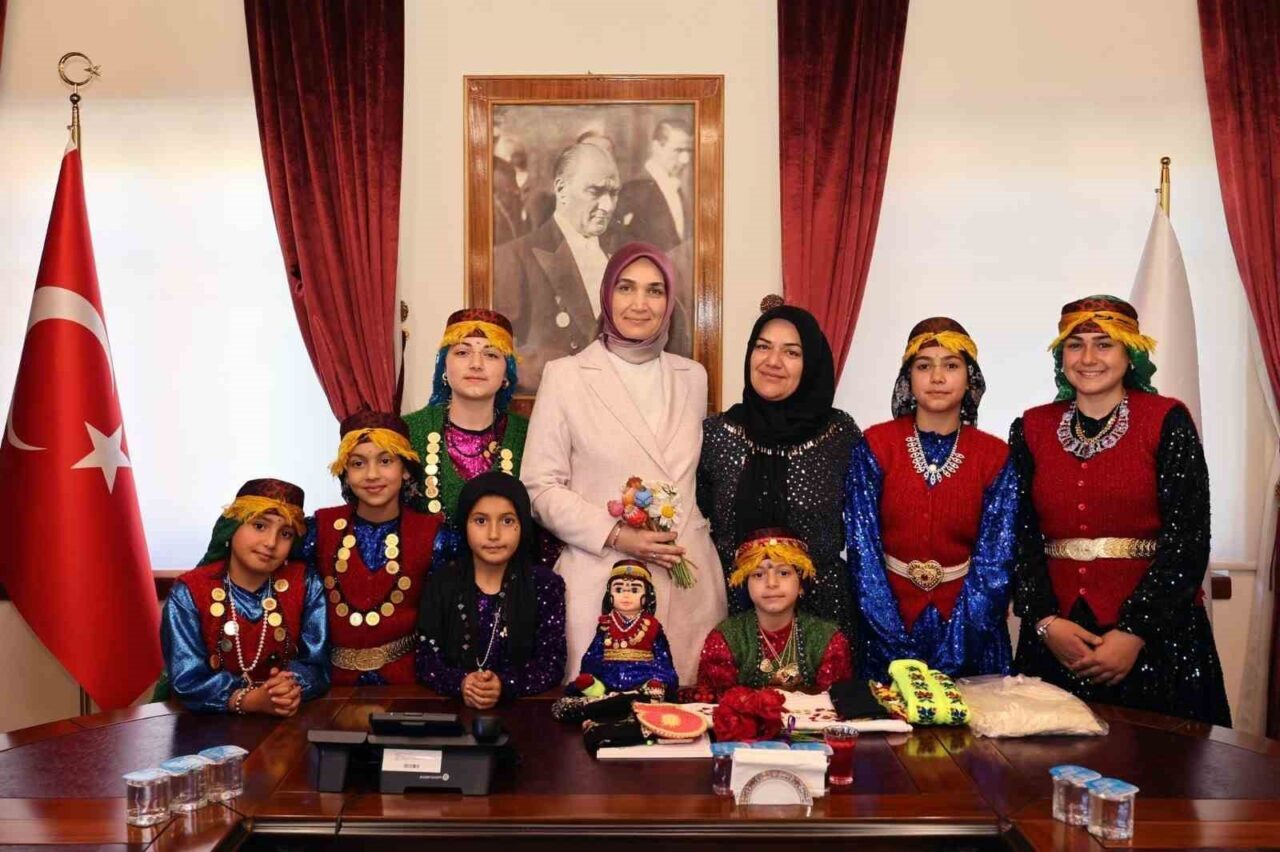 Dinar ilçesine bağlı Tatarlı beldesinde yaşayan kadınlar çocukları ile birlikte