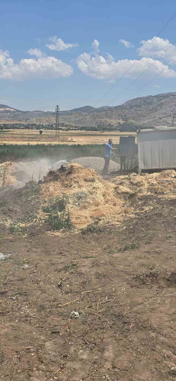 Afyonkarahisar’ın Şuhut ilçesine bağlı Demirbel köyü yakınlarında, saman yüklü bir