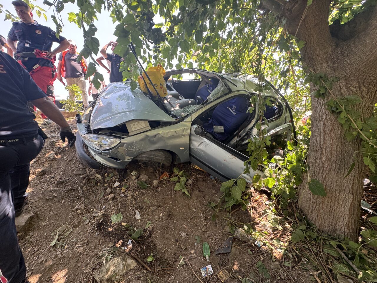 Muğla'nın Fethiye ilçesinde otomobilin şarampole devrilmesi sonucu 1'i çocuk 2