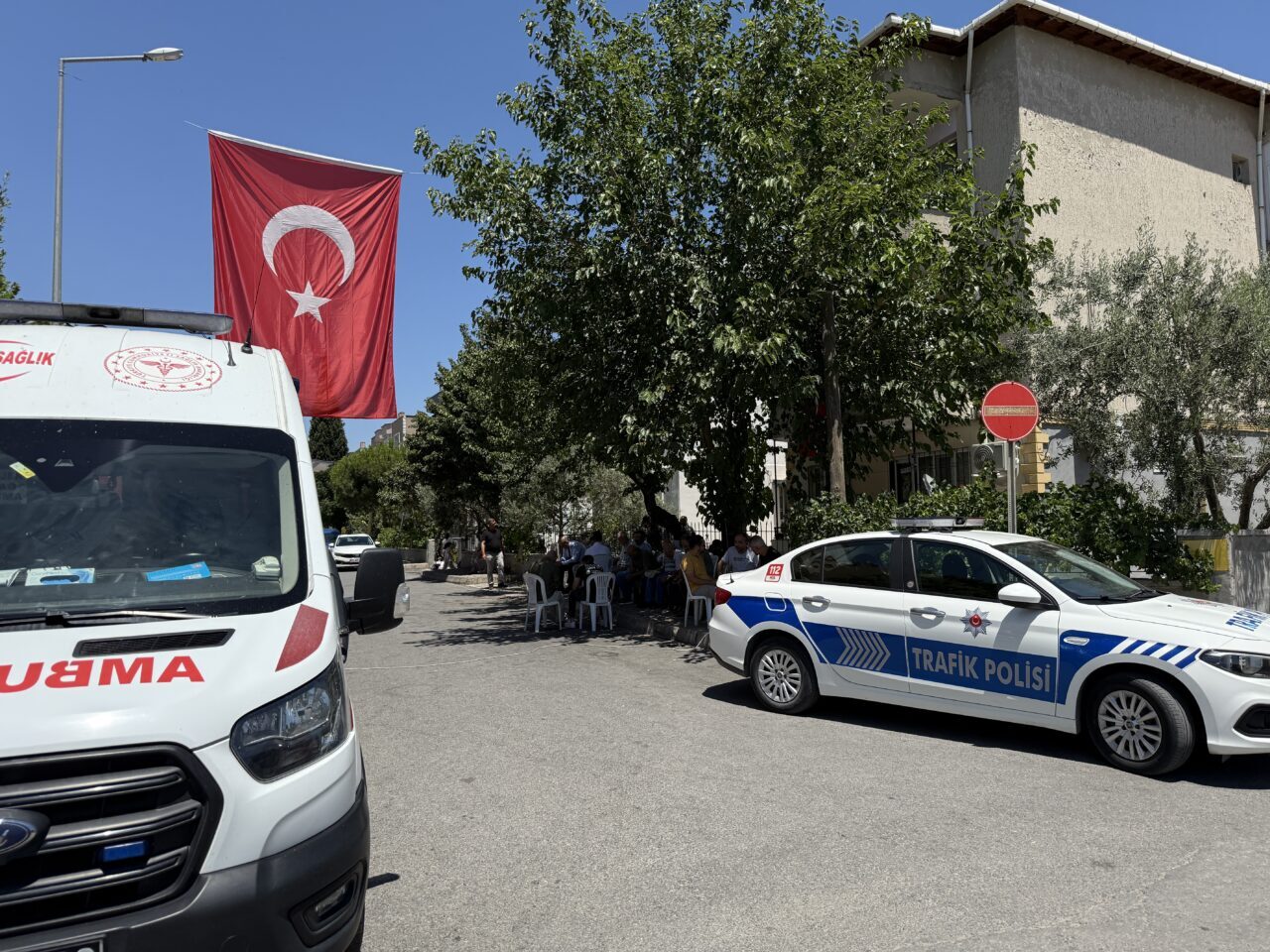 Pençe-Kilit Harekatı bölgesinde terör örgütü mensuplarınca kullanılan bir mağaradaki arama