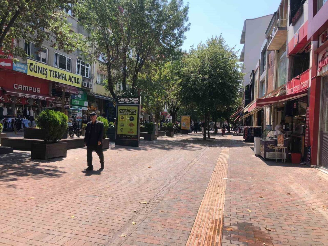 Eskişehir'de mevsim normallerinin üstüne olan hava sıcakları vatandaşların dışarı çıkmasına