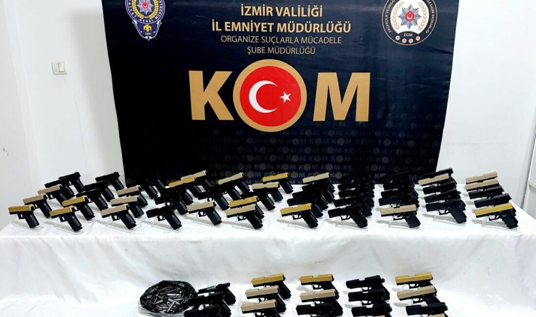 İzmir'de yasa dışı silah ticareti yaptıkları gerekçesiyle gözaltına alınan 9