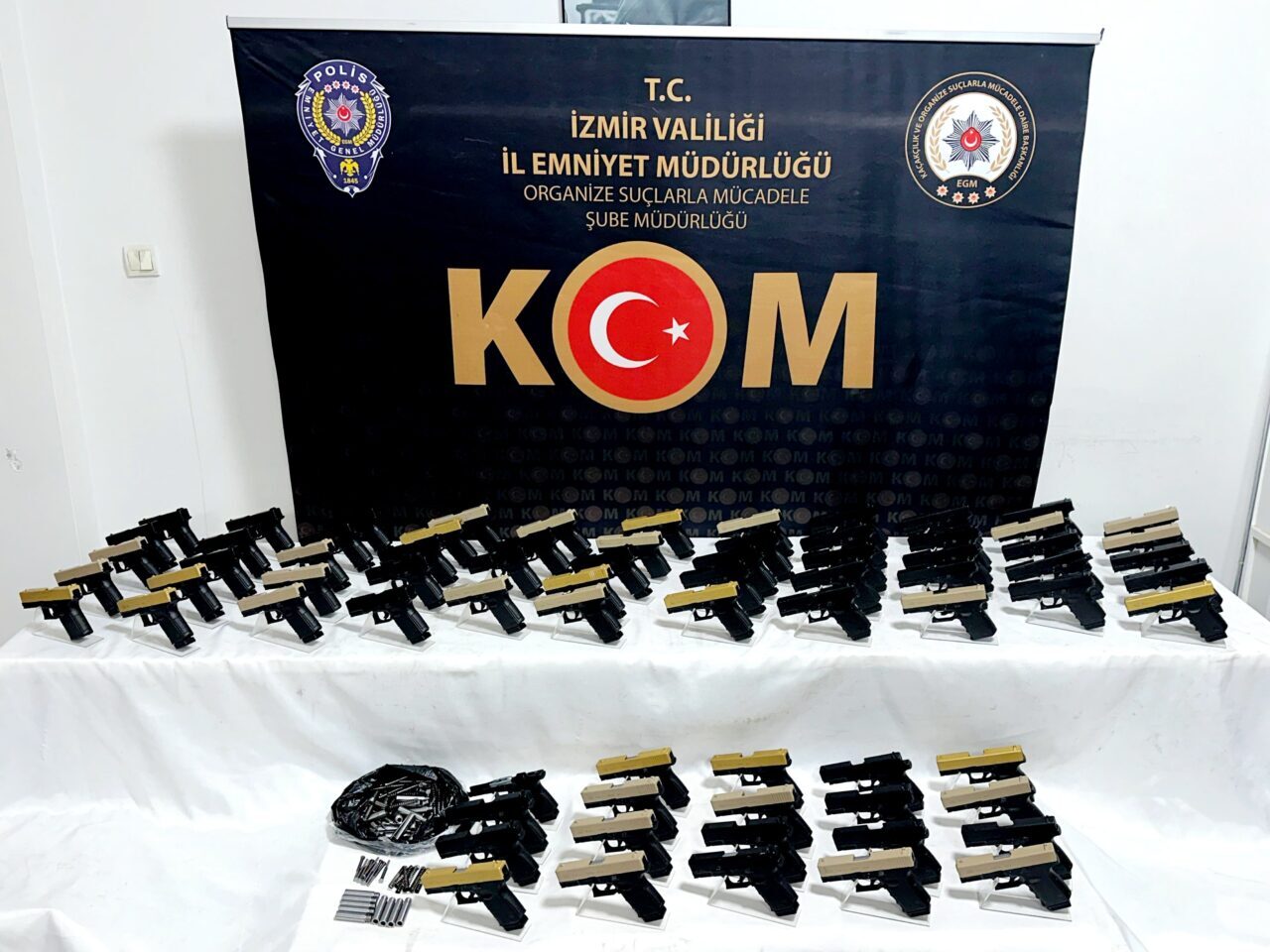 İzmir'de yasa dışı silah ticareti yaptıkları gerekçesiyle gözaltına alınan 9