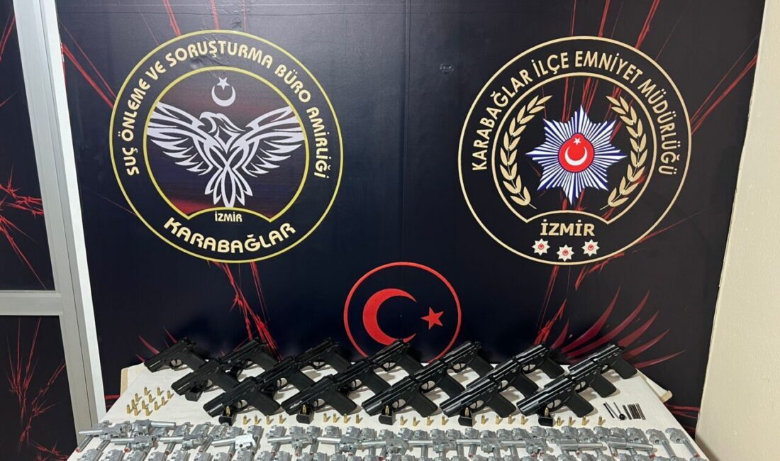 İzmir'in Karabağlar ilçesinde yasa dışı silah ticareti yaptıkları iddia edilen
