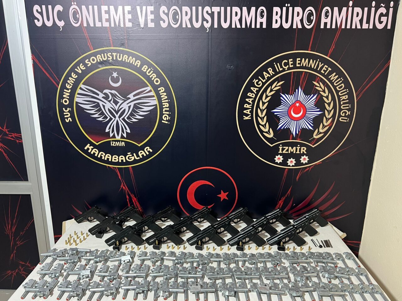 İzmir'in Karabağlar ilçesinde yasa dışı silah ticareti yaptıkları iddia edilen
