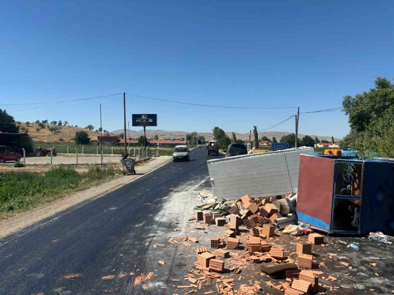 Afyonkarahisar’ın Şuhut ilçesinde tarım aracı olan patpatın devrilmesi sonucu meydana