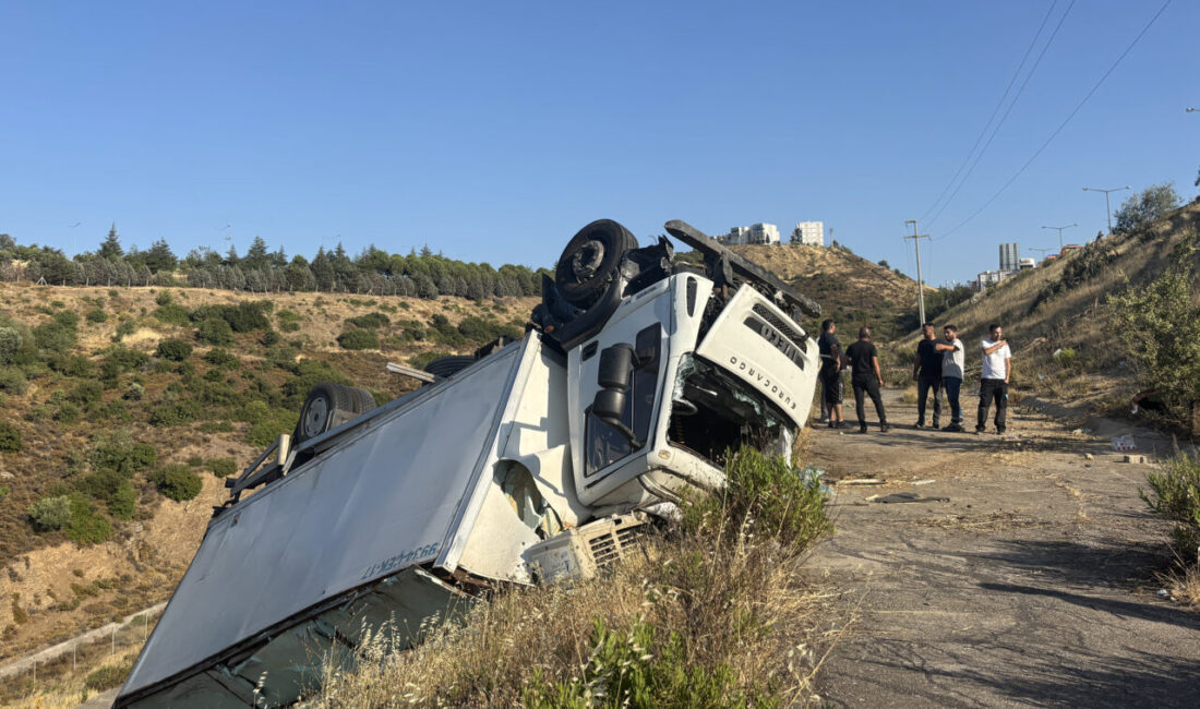 İzmir'in Balçova ilçesinde uçuruma devrilen kamyonun sürücüsü ağır yaralandı.