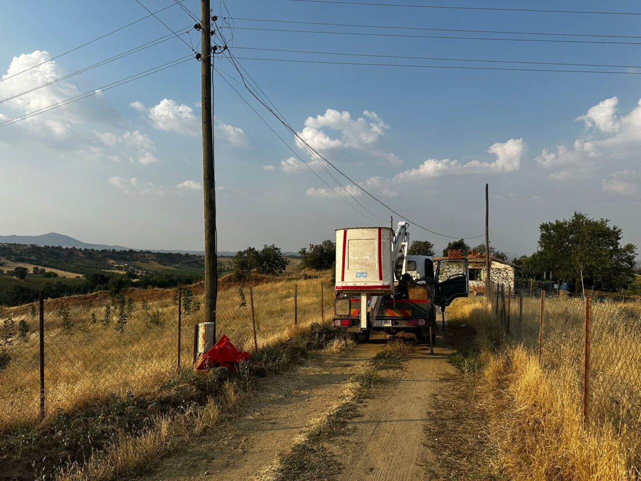 Uşak’ın Eşme ilçesinde, tamir için çıktığı aydınlatma direğinde elektrik akımına