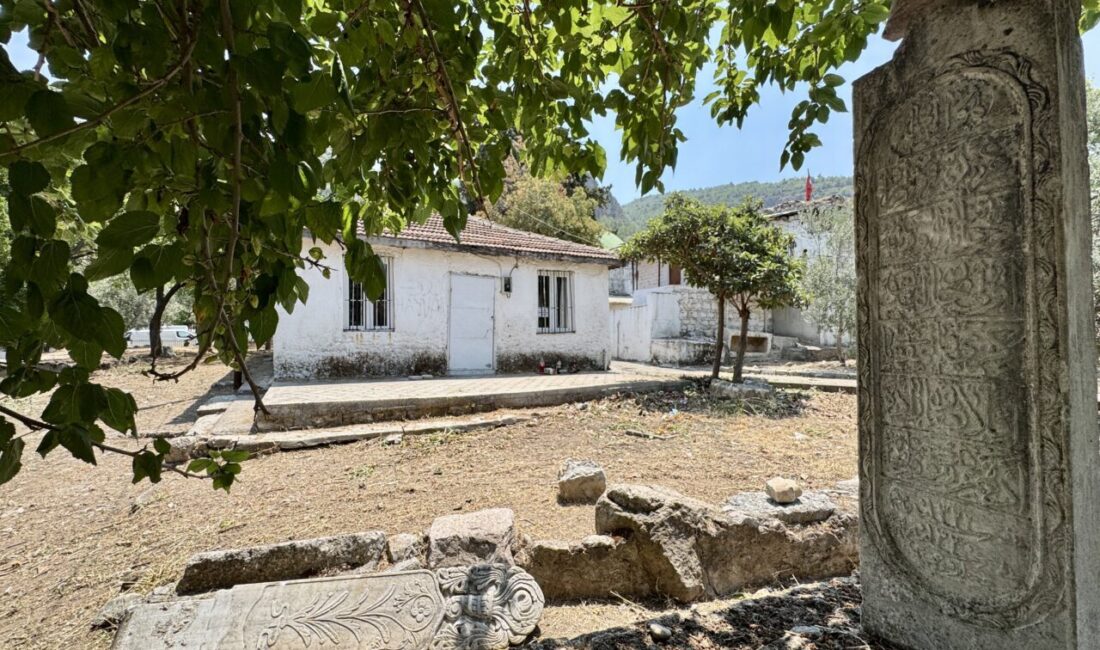 Muğla'nın Fethiye ilçesinde, Ahmet Gazi Türbesi’nin bahçesinde bulunan tarihi mezarlar