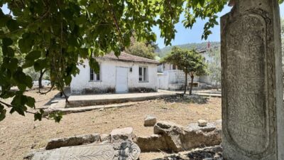 Muğla'nın Fethiye ilçesinde, Ahmet Gazi Türbesi’nin bahçesinde bulunan tarihi mezarlar