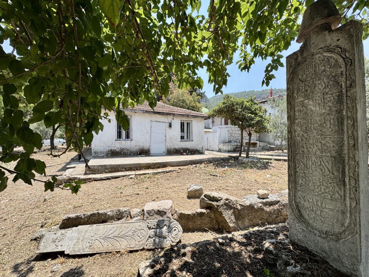 Muğla'nın Fethiye ilçesinde, Ahmet Gazi Türbesi’nin bahçesinde bulunan tarihi mezarlar