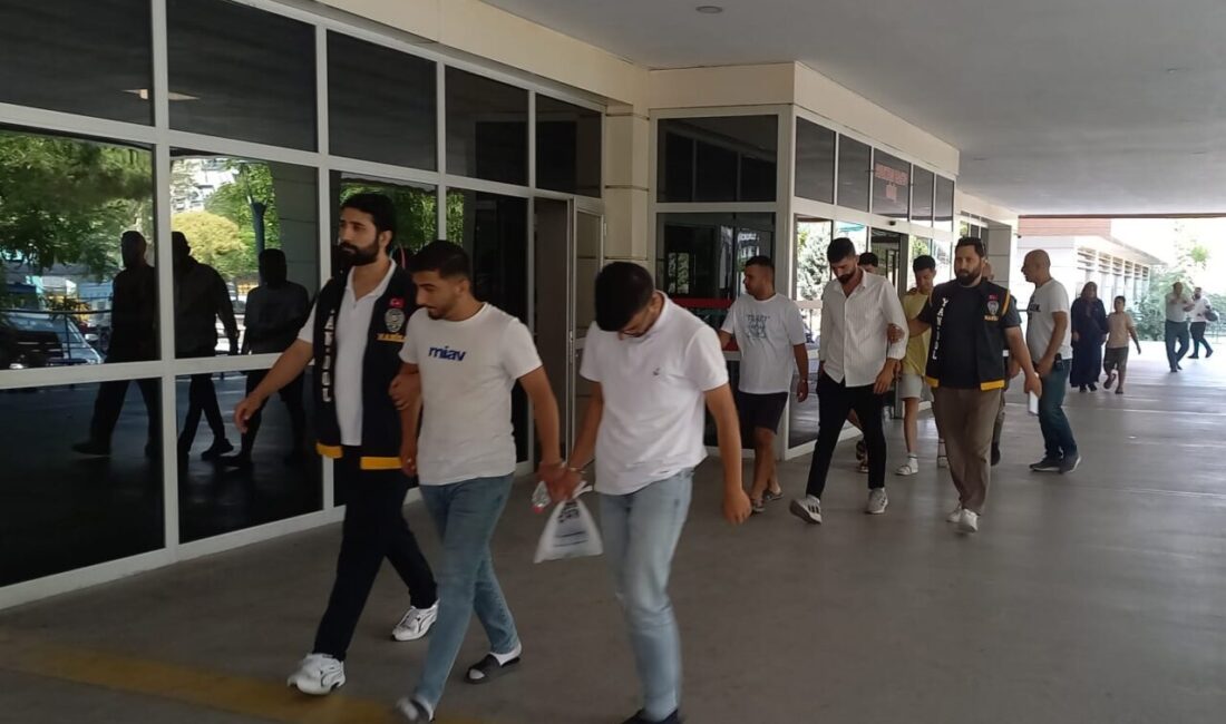 Manisa’da kendilerini savcı ve polis olarak tanıtarak bir vatandaşı 1