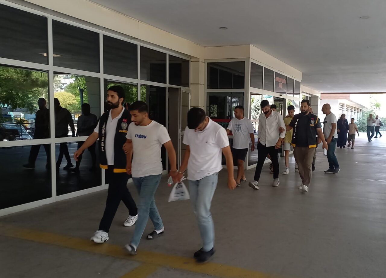 Manisa’da kendilerini savcı ve polis olarak tanıtarak bir vatandaşı 1