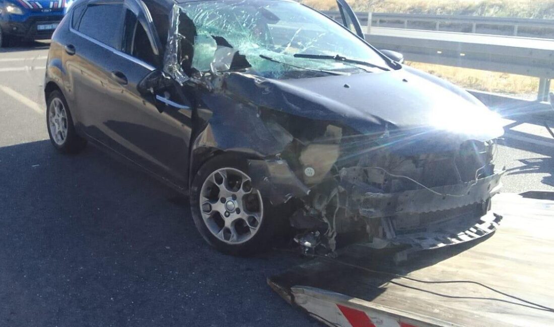 Afyonkarahisar’da meydana gelen trafik kazasında tıra arkadan çarpan otomobilde 2