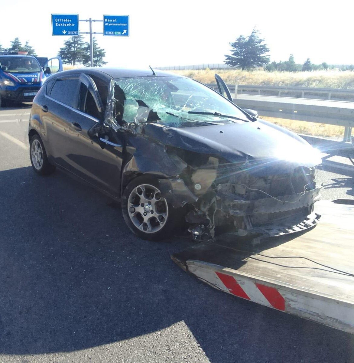Afyonkarahisar’da meydana gelen trafik kazasında tıra arkadan çarpan otomobilde 2