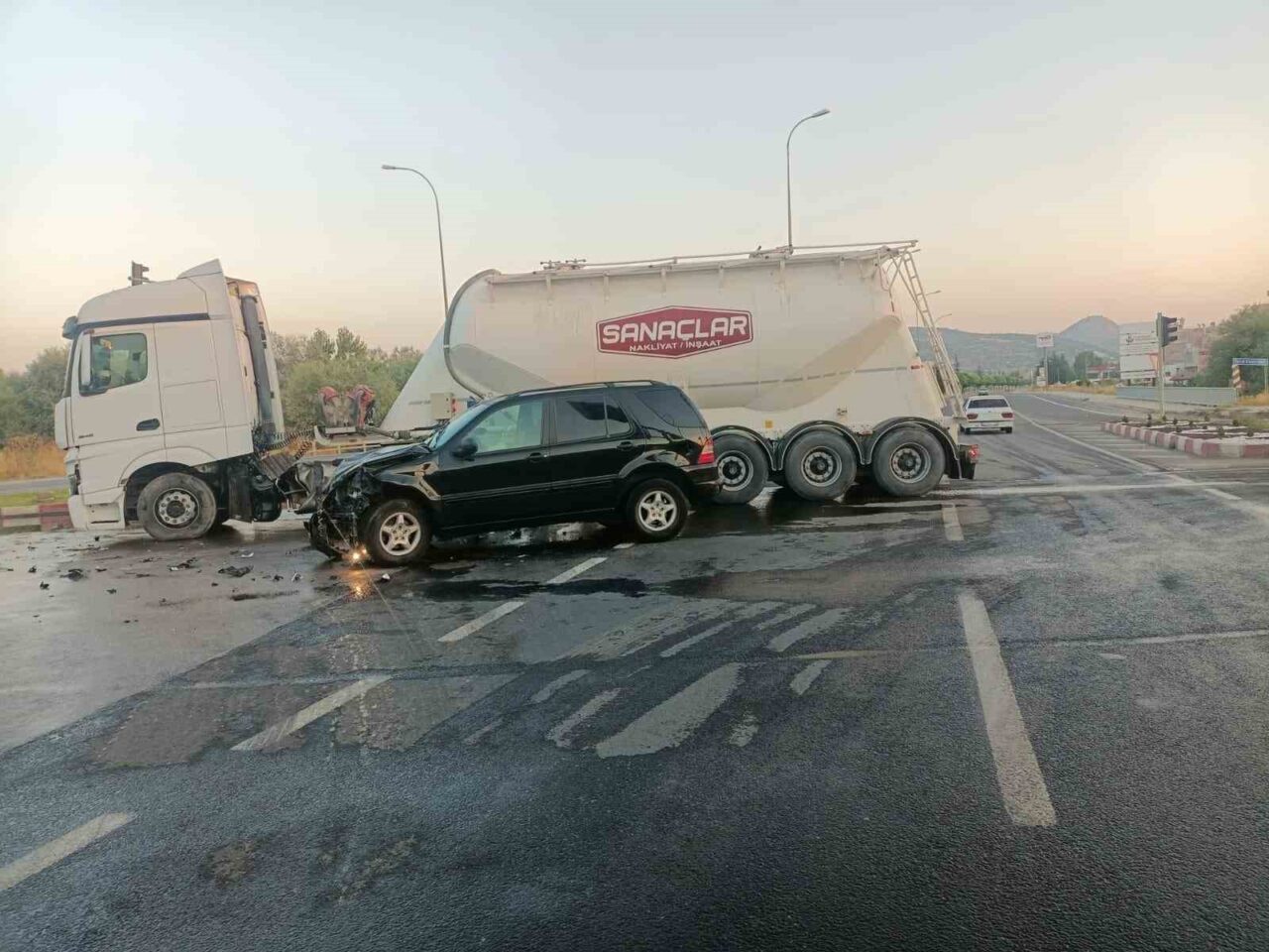 Kütahya’nın Tavşanlı ilçesinde otomobil ile tırın çarpışması sonucu meydana gelen