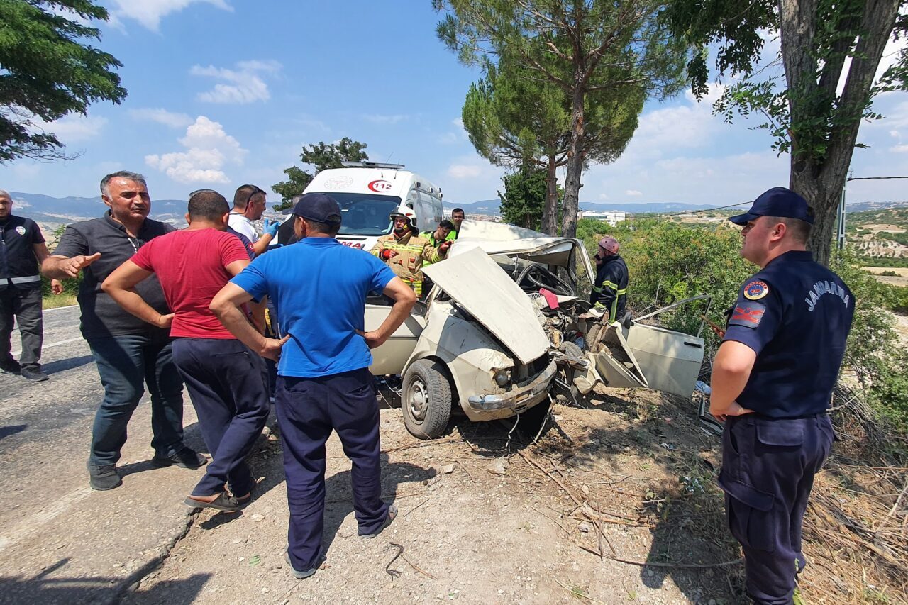 Manisa'nın Demirci ilçesinde otomobilin ağaca çarpması sonucu 1 kişi öldü,