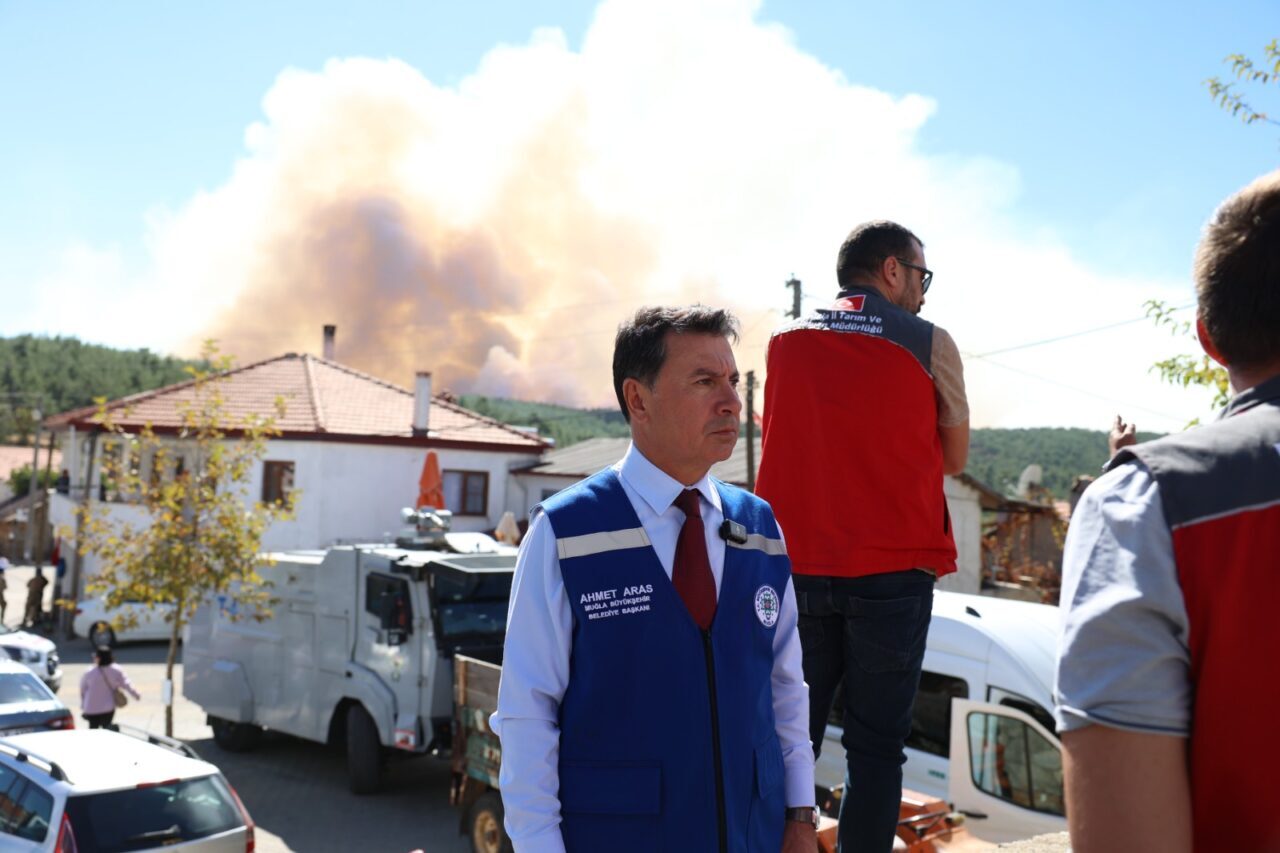 Muğla'da, ülke genelinde yaşanan orman yangınları nedeniyle Büyükşehir Belediyesi'nde tüm