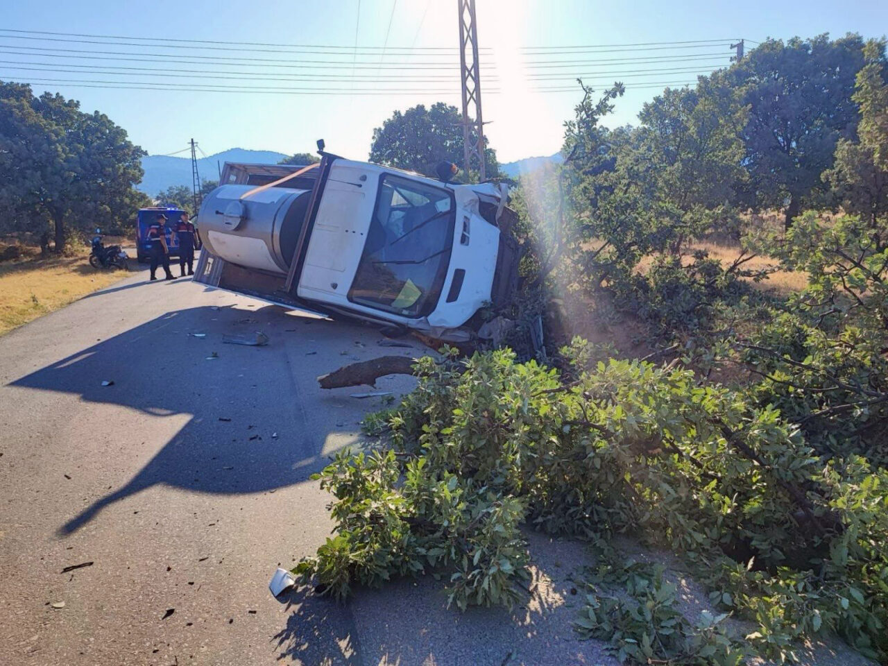 Uşak'ın Sivaslı ilçesinde, kamyonetle çarpışan motosikletin sürücüsü kaldırıldığı hastanede hayatını