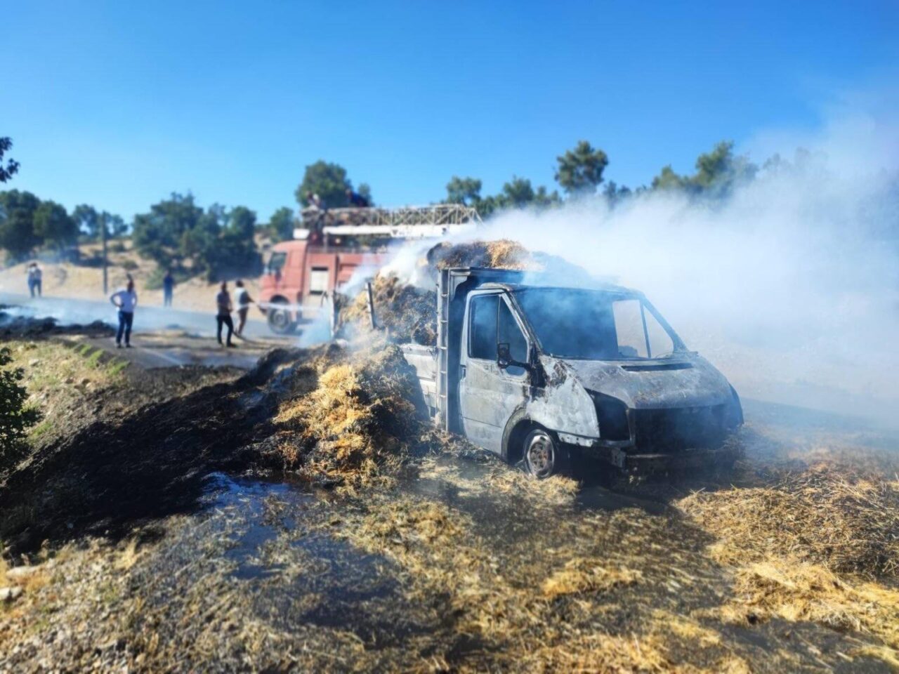 Uşak'ın Sivaslı ilçesinde alev alan saman yüklü kamyonetteki çift ağır