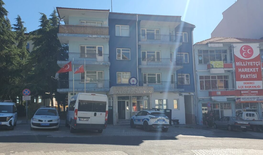 Manisa'nın Demirci ve Simav ilçelerinde düzenlenen uyuşturucu operasyonunda gözaltına alınan