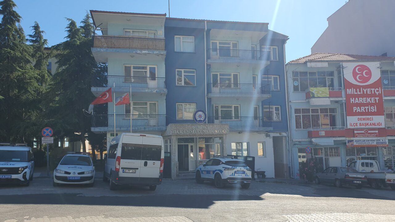 Manisa'nın Demirci ve Simav ilçelerinde düzenlenen uyuşturucu operasyonunda gözaltına alınan