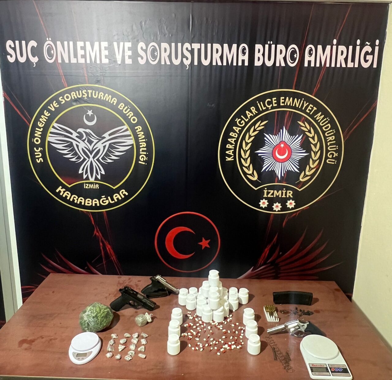 İzmir'in Karabağlar ilçesinde uyuşturucu ve silah ticareti yaptığı gerekçesiyle 2