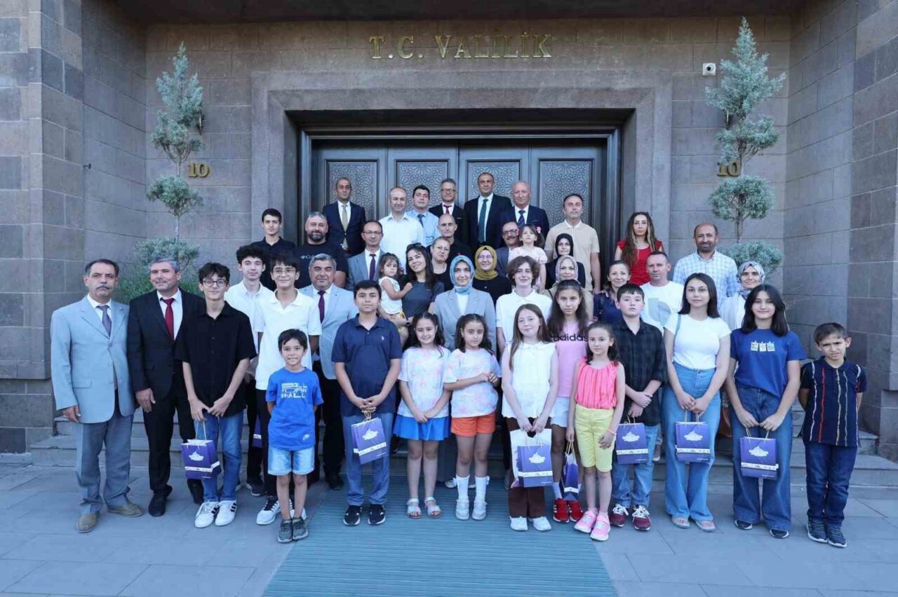 Afyonkarahisar Valisi Doç. Dr. Kübra Güran Yiğitbaşı, kentte LGS, YKS