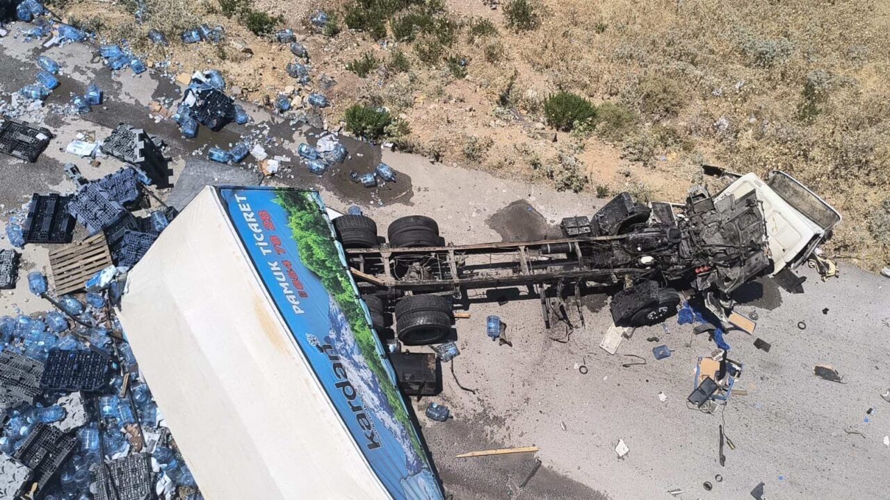 İzmir'in Menemen ilçesinde, damacana su dolu tır otoyolda virajı alamayarak