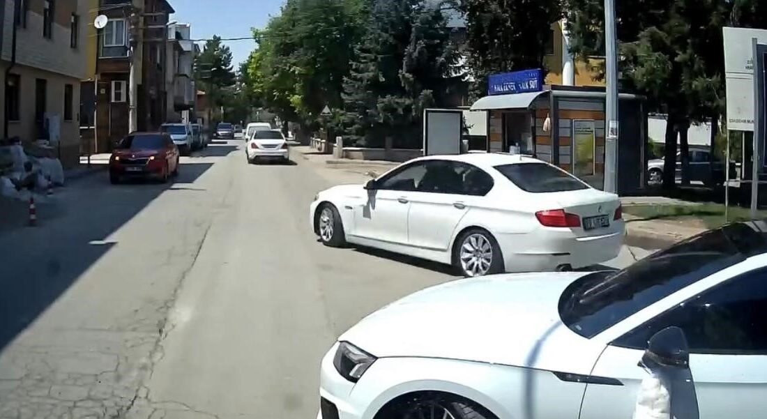 Eskişehir’in Sümer Mahallesi’nde iki sokağın kesişiminde gerçekleşen olay, bir aracın