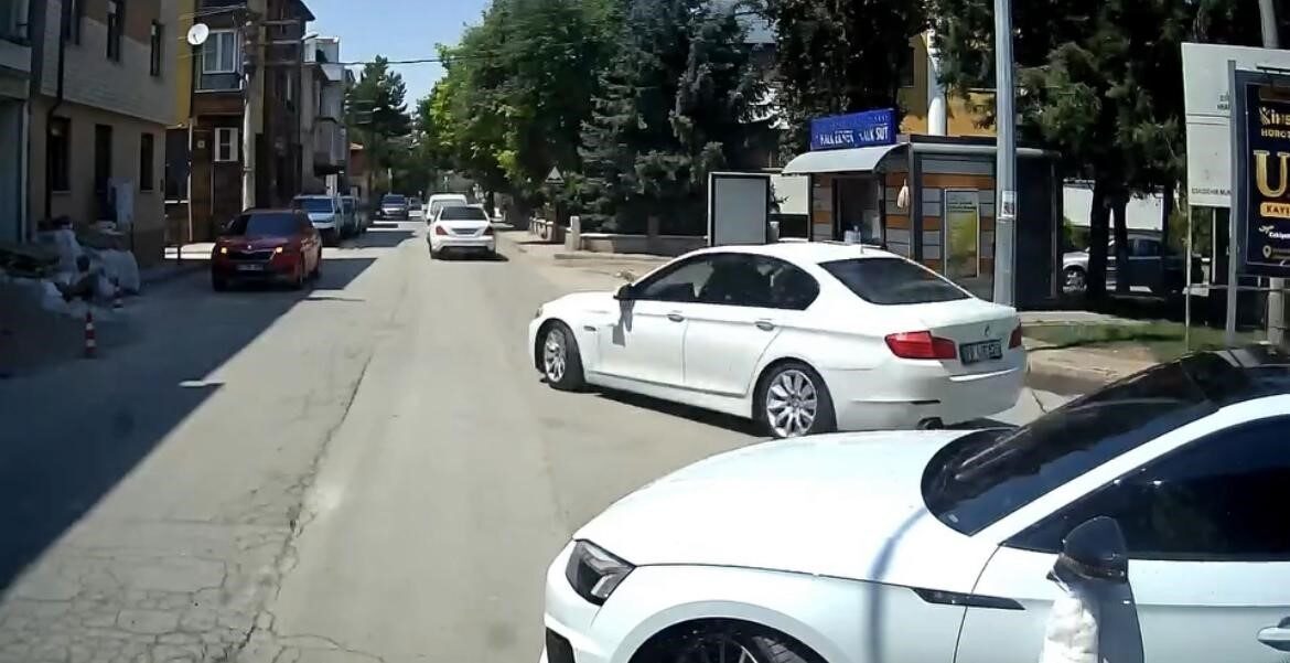 Eskişehir’in Sümer Mahallesi’nde iki sokağın kesişiminde gerçekleşen olay, bir aracın