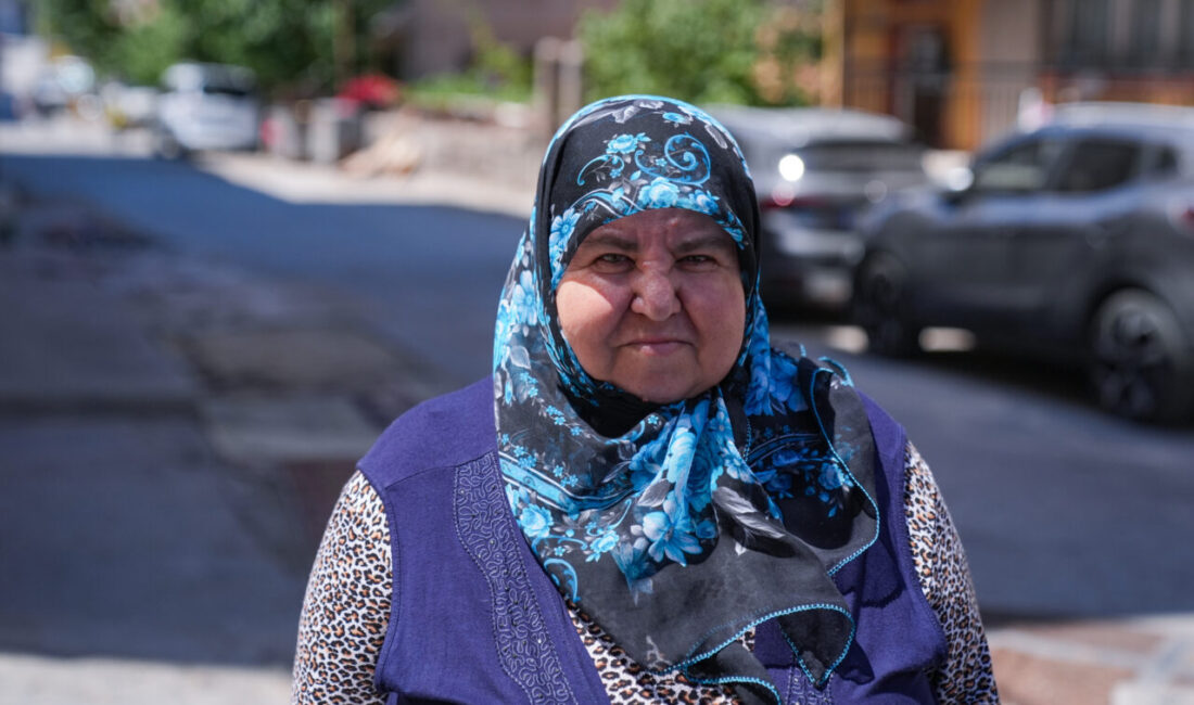 İzmir'in Bayraklı ilçesinde, altyapı çalışmaları için kazılan yolda gerekli çalışma