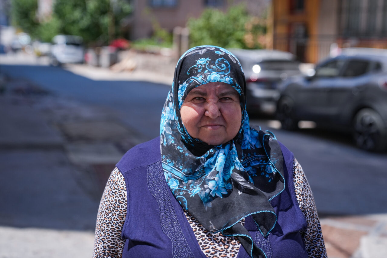 İzmir'in Bayraklı ilçesinde, altyapı çalışmaları için kazılan yolda gerekli çalışma