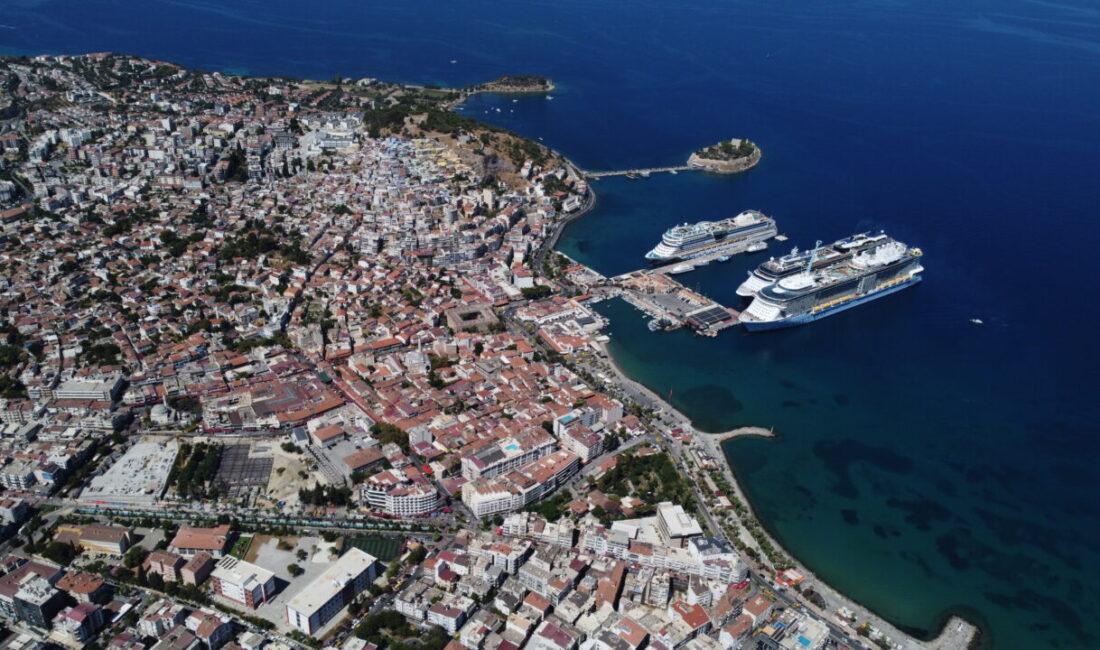 Kruvaziyer turizminin önemli noktalarından Aydın'ın Kuşadası ilçesi, 3 gemiyle gelen