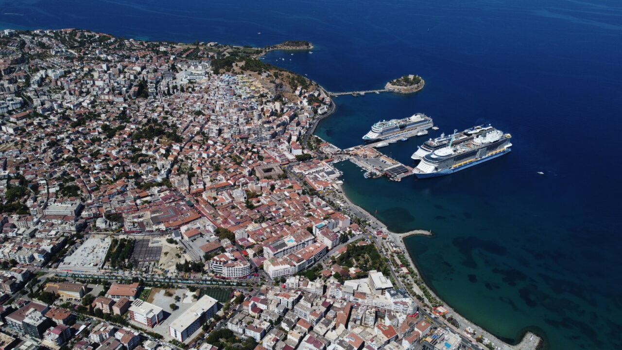 Kruvaziyer turizminin önemli noktalarından Aydın'ın Kuşadası ilçesi, 3 gemiyle gelen