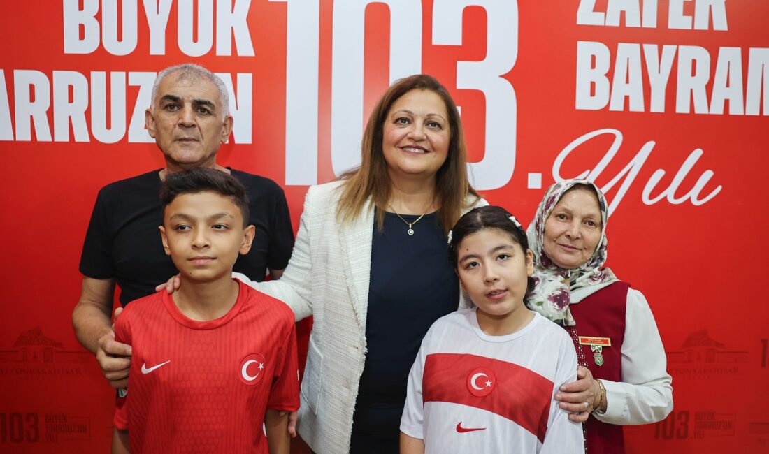 Afyonkarahisar’da valilik tarafından 30 Ağustos Resepsiyonu düzenlendi. Resepsiyona siyaset, iş