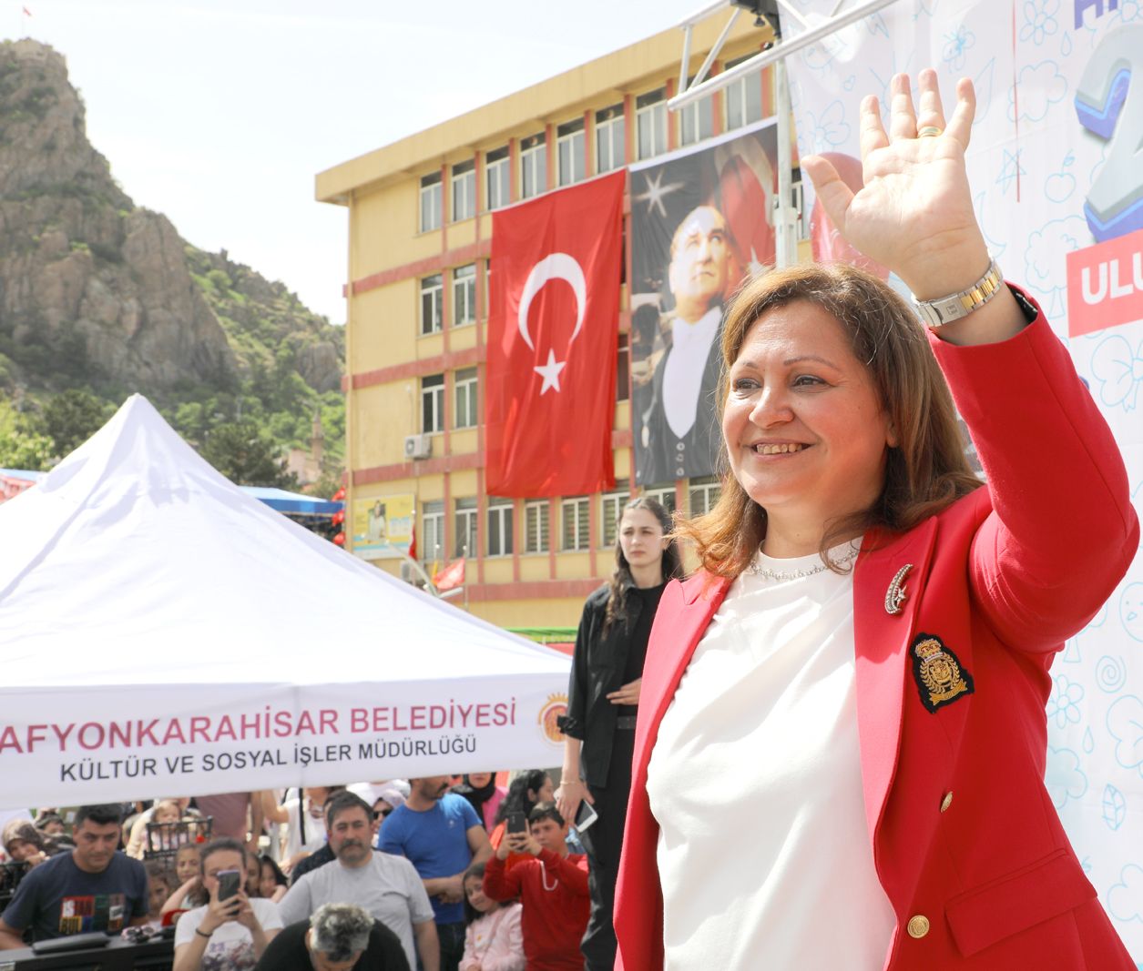 Belediye Başkanı Burcu Köksal, kendisini sosyal medyada hedef alan trollere