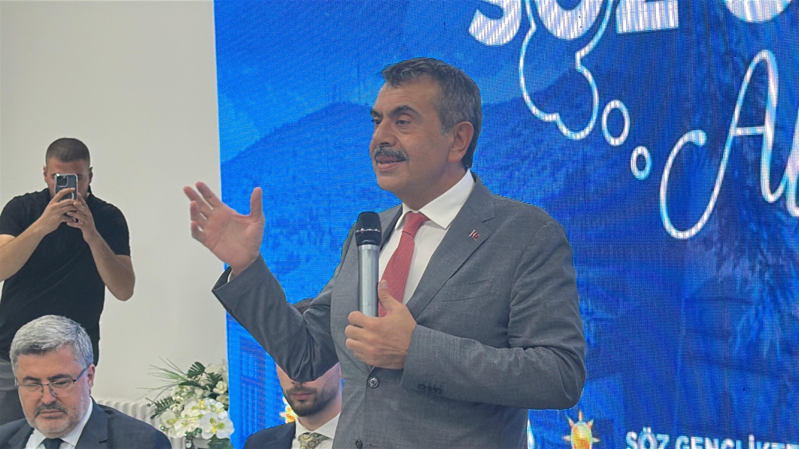 “Hedefimiz özgüvenli gençler yetiştirmek” AK Parti gençliği ile buluşan Millî