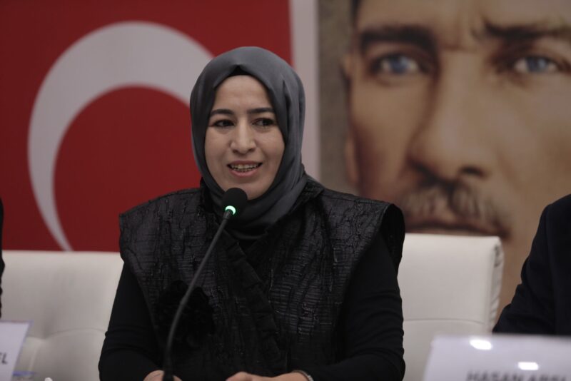   AK Parti Afyonkarahisar İl Kadın Kolları Başkanı Dilek Hanım