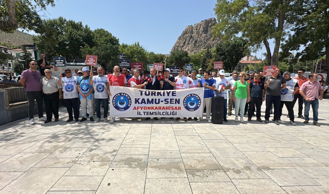 Kamu-Sen Afyonkarahisar İl Temsilciliği, Zafer Meydanı’nda üyelerle birlikte bir basın