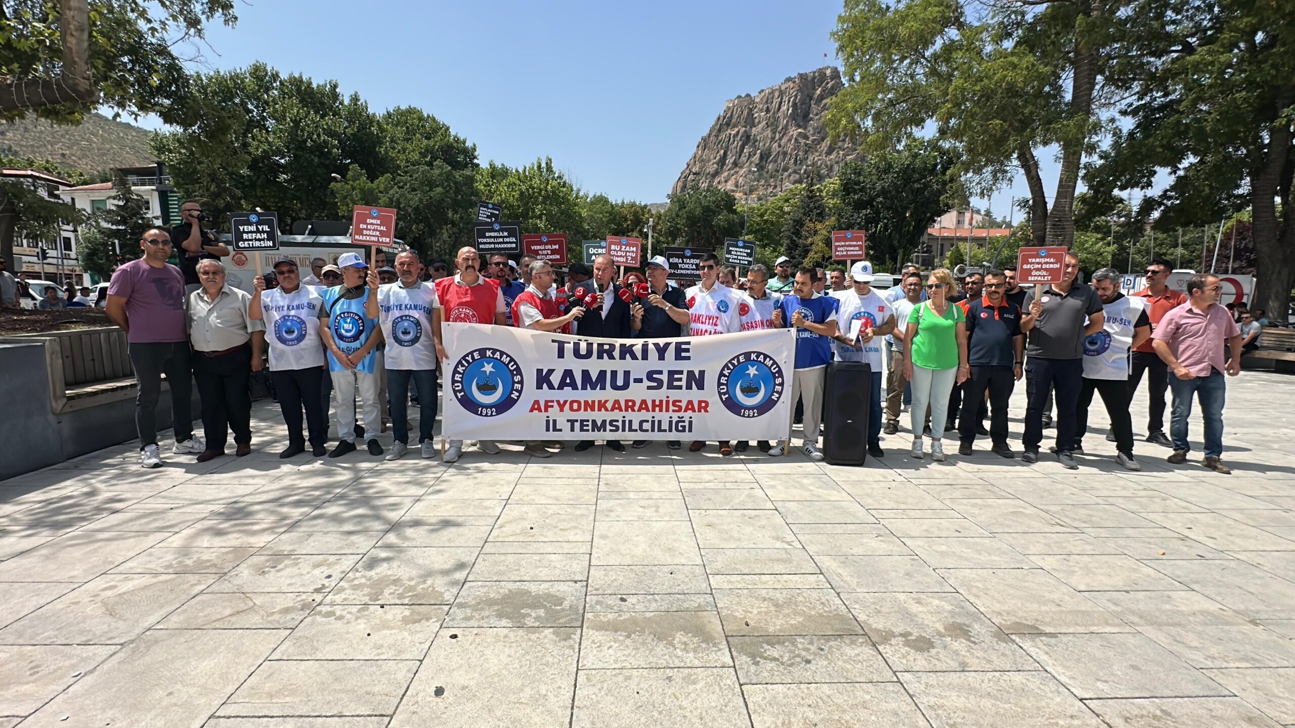 Kamu-Sen Afyonkarahisar İl Temsilciliği, Zafer Meydanı’nda üyelerle birlikte bir basın