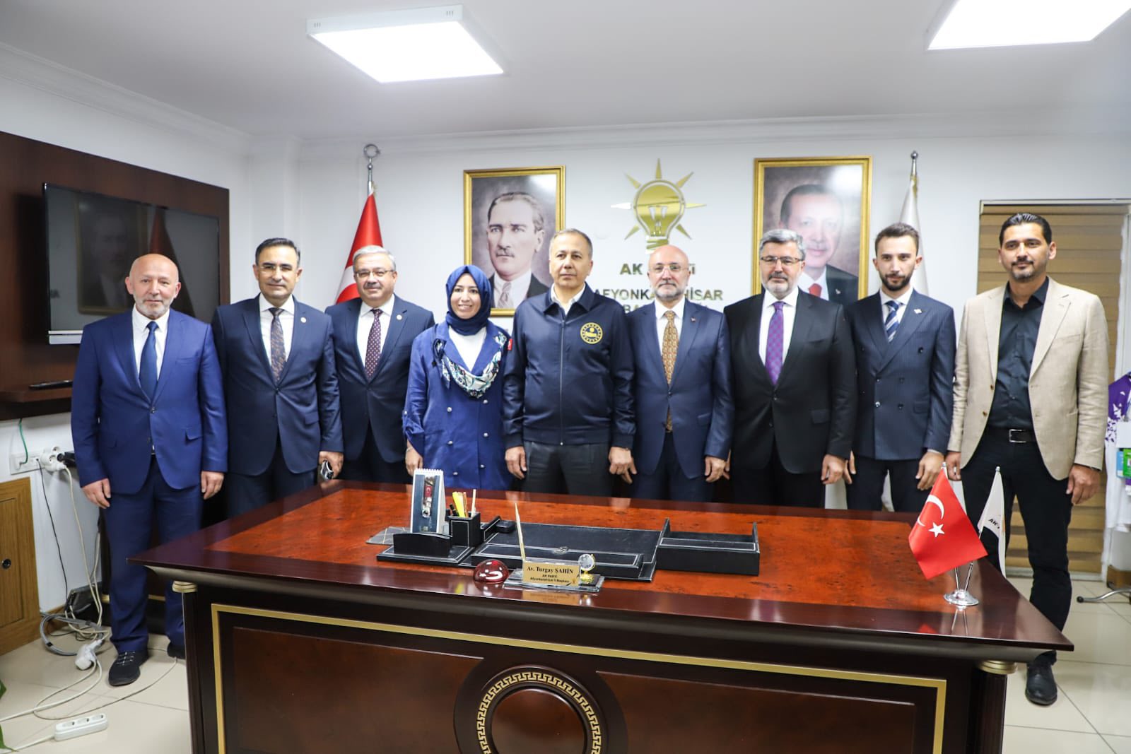 İçişleri Bakanı Ali Yerlikaya, AK Parti Afyonkarahisar İl Başkanlığı’nı ziyaret