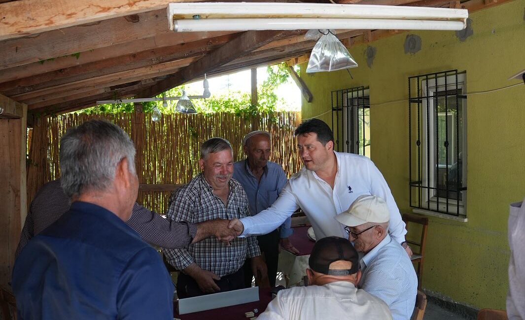 
Bolvadin Belediye Başkanı Derviş Aynacı, Taşağıl Mahallesi’ni ziyaret ederek mahalle