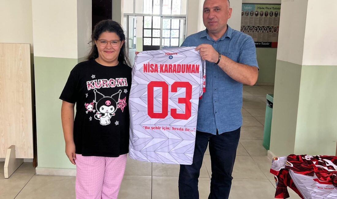 Afyonkarahisar’ın Çay ilçesinde düzenlenen Yaz Okulu programına katılan öğrenciler, anlamlı