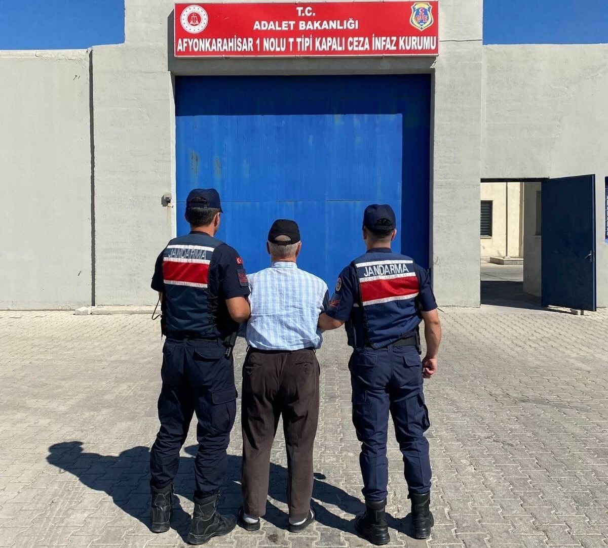Afyonkarahisar’da jandarma tarafından yapılan denetimlerde 97 bin 611 kişinin Genel