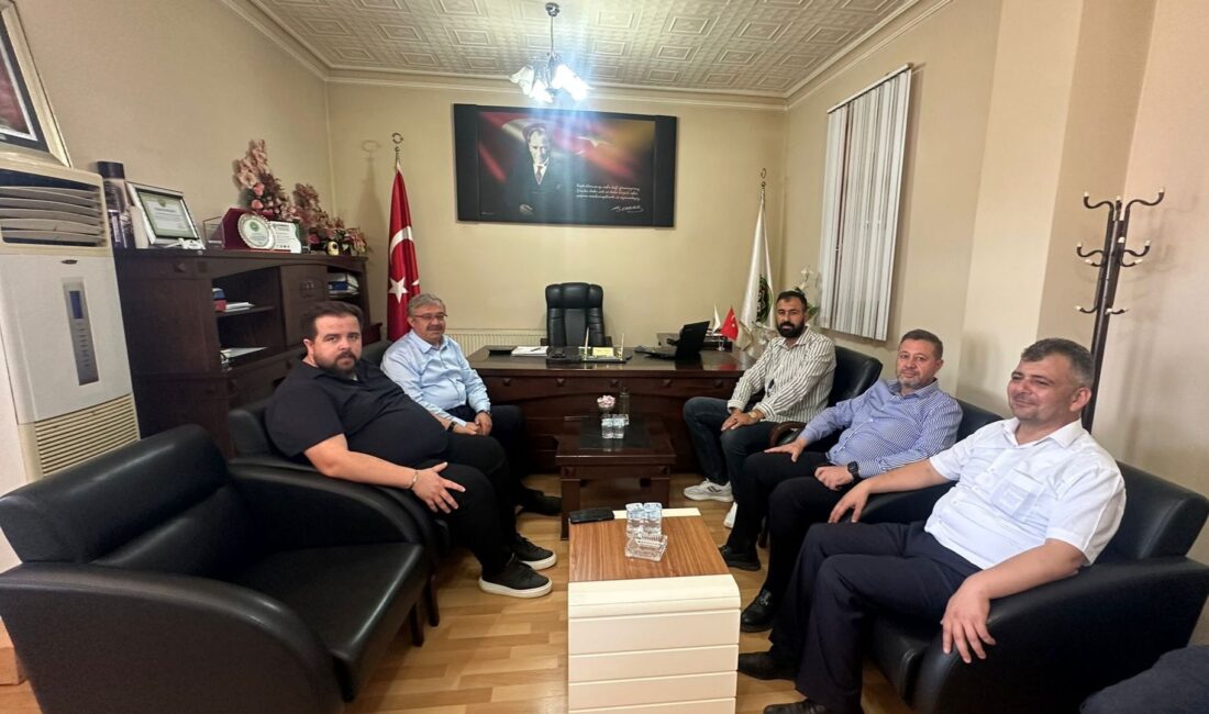 
Emirdağ’ı ziyaret eden AK Parti Afyonkarahisar Milletvekili İbrahim Yurdunuseven, Belediye